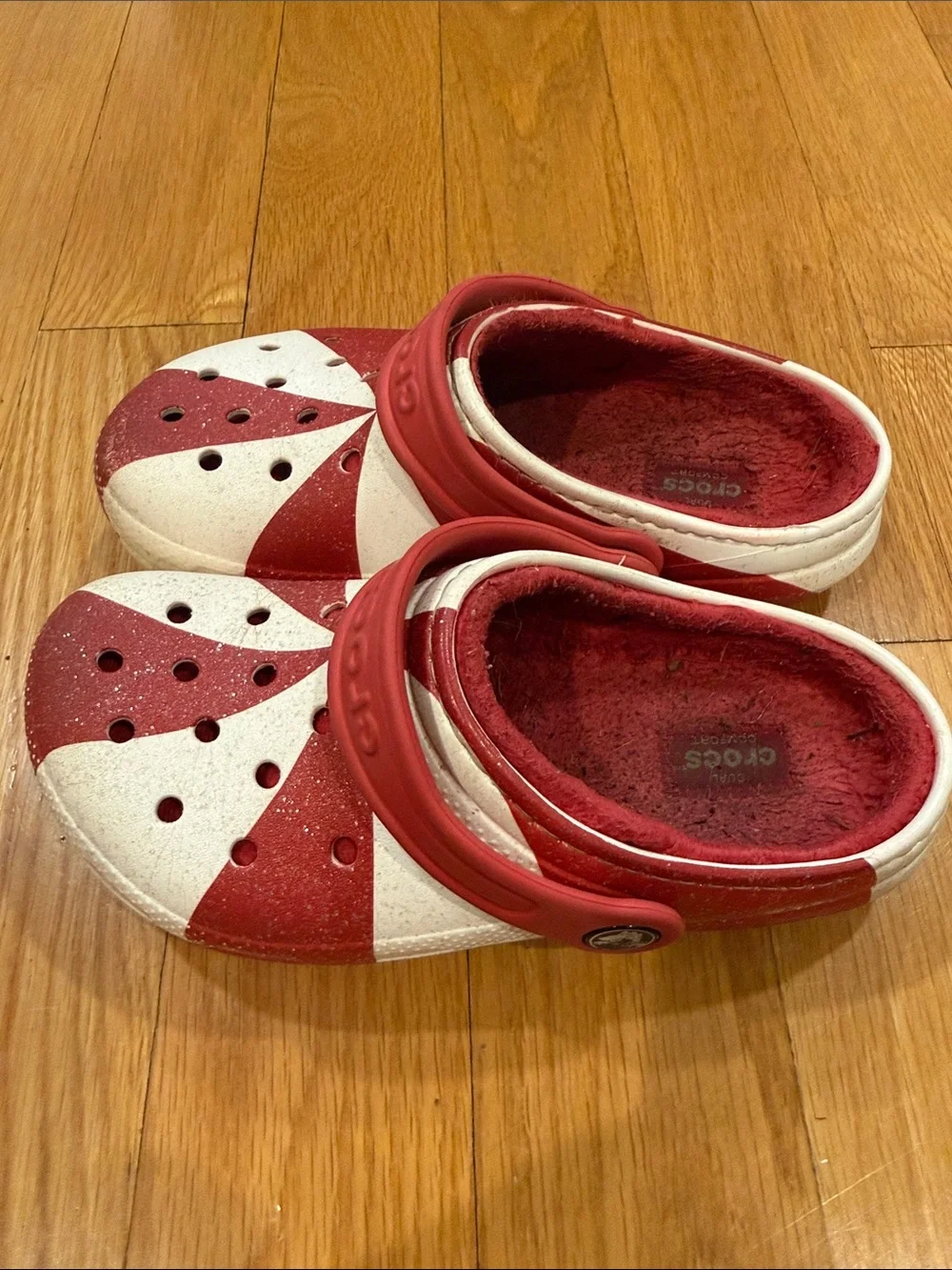 Crocs classic holiday red/white candy cane swirl lined clog size j1.